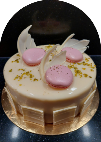 Witte prinsessen cake Afbeelding van een witte prinsessen cake gedecoreerd met witte chocolade en macarons