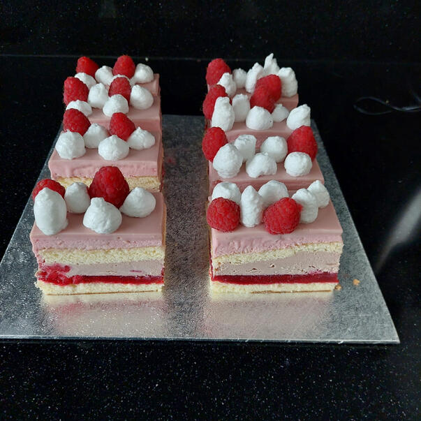 Een afbeelding van drie blauwe kubus taartjes opgebouwd uit cirkels en drie roze-rode cirkel taartjes.